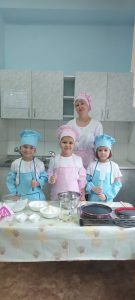 В белоснежном колпаке,перепачканный в муке, оладьи вкусные печет и ребятам раздает!
