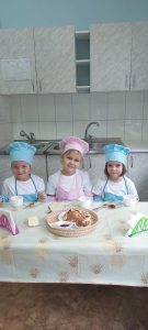 Вот оладушки поспели, будут на здоровье вам, с удовольствием все ели, вот спасибо поварам!